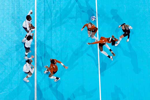 USA women's setter, courtney thompson, setting