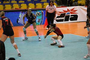 USA women's setter, courtney thompson, setting