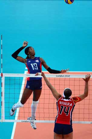 USA women's setter, courtney thompson, setting