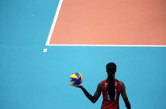 USA women's player getting ready to serve.
