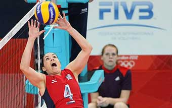 USA women's setter, courtney thompson, setting