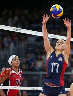 USA women's setter, courtney thompson, setting