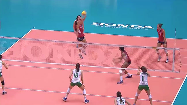 USA women's setter, courtney thompson, setting