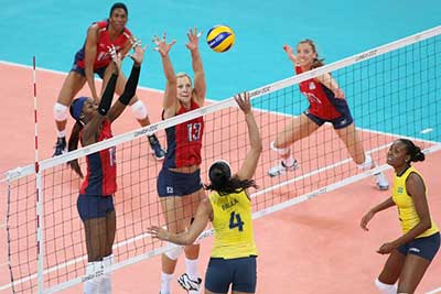 USA women's setter, courtney thompson, setting